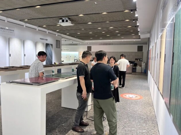 九游娱乐：卡罗娜超防污质感瓷砖新定位上市1周年暨800×1350质感砖上市发布会圆满落幕(图8)