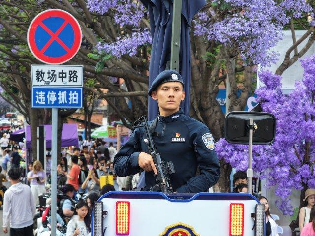 九游娱乐平台：开屏热搜放大镜｜让蓝花楹沦为背景板的昆明“特警天团”：颜值拉满安全感爆棚！(图3)