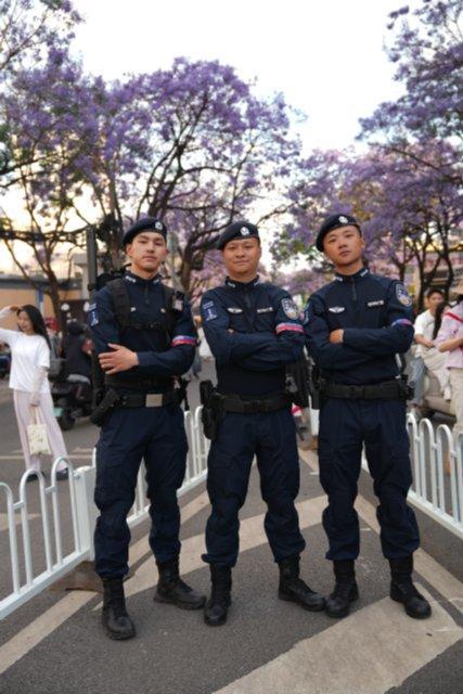 九游娱乐平台：开屏热搜放大镜｜让蓝花楹沦为背景板的昆明“特警天团”：颜值拉满安全感爆棚！(图7)