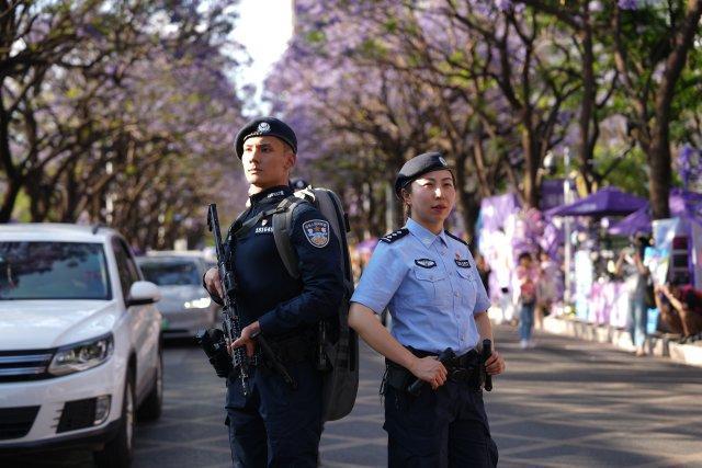 九游娱乐平台：开屏热搜放大镜｜让蓝花楹沦为背景板的昆明“特警天团”：颜值拉满安全感爆棚！(图6)