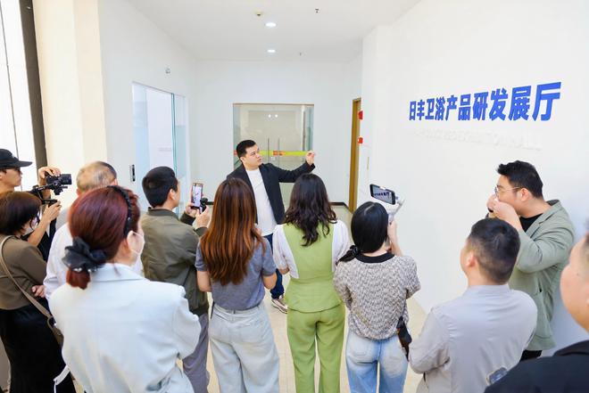 九游娱乐：日丰卫浴获“中国金钢木浴室柜品类开创者”认证：以材料革新开启卫浴“超耐用时代”(图3)