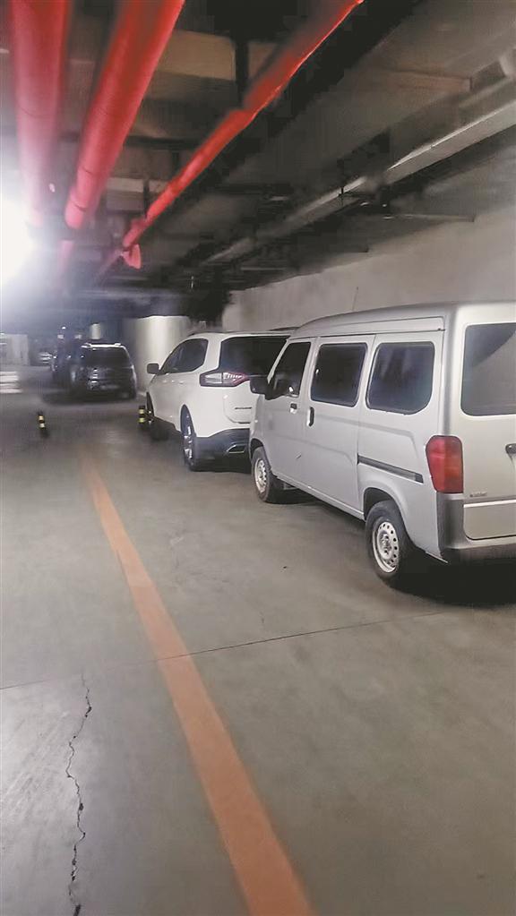 九游娱乐网站：哈尔滨市香坊区永泰城小区业主：“单元门大敞四开车辆随意出入地库”(图2)