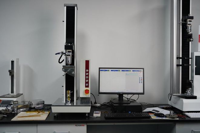 九游娱乐平台：方法解析高精度拉力试验机助力绝缘薄膜斜角90°撕裂测试(图1)