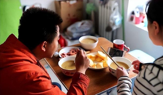 九游娱乐平台：“新型啃老”正向全国蔓延：年轻人不上班不伸手要钱3000块能活(图23)