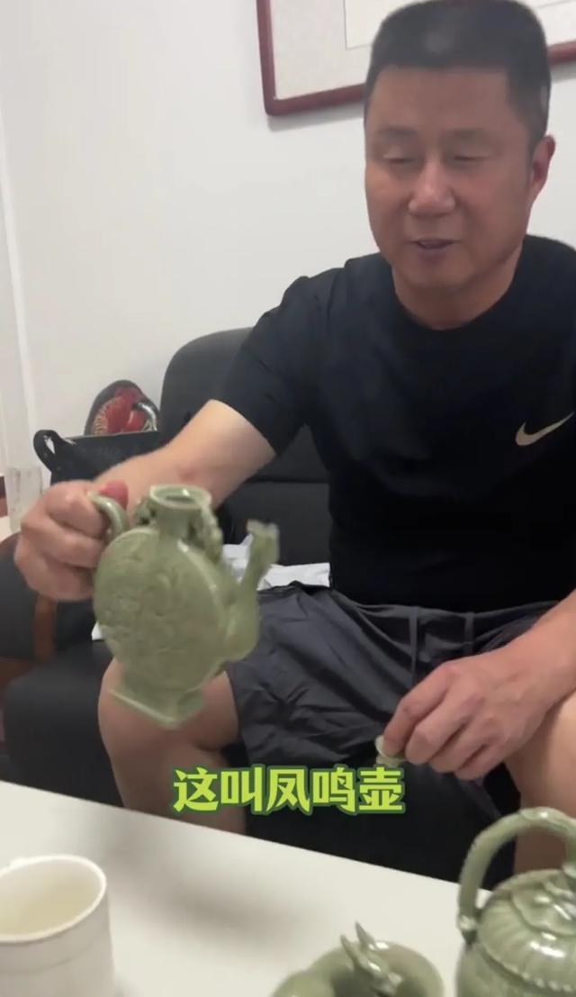 九游娱乐：女生展示父亲从西安带回的4个茶壶网友：最后那个壶是下毒神器(图3)