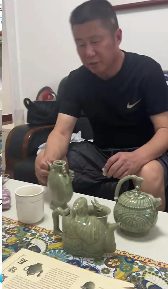 九游娱乐：女生展示父亲从西安带回的4个茶壶网友：最后那个壶是下毒神器(图2)