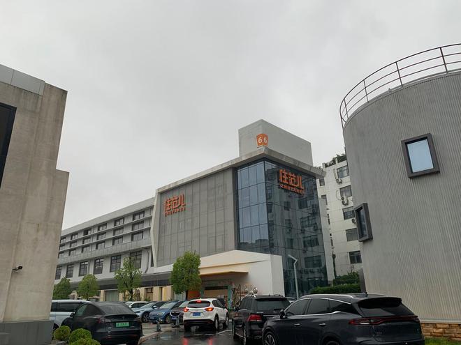 九游娱乐：每经实探｜网红家装企业“住范儿”上海总部人去楼空放假前每天上百人讨债有供应商被欠几百万元(图2)