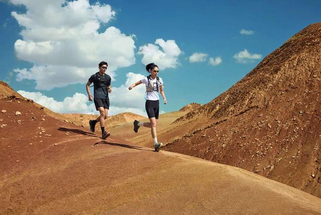 九游娱乐平台：幺妹峰北壁国人首度登顶；“越野跑大神”食毒菌身亡犀牛说(图11)