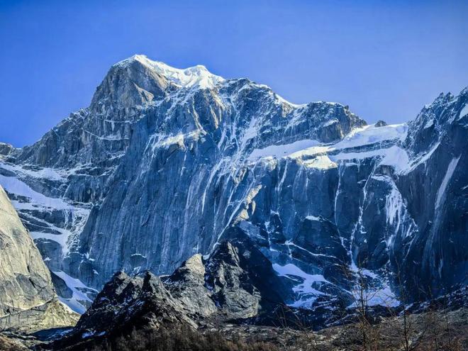 九游娱乐平台：幺妹峰北壁国人首度登顶；“越野跑大神”食毒菌身亡犀牛说(图6)