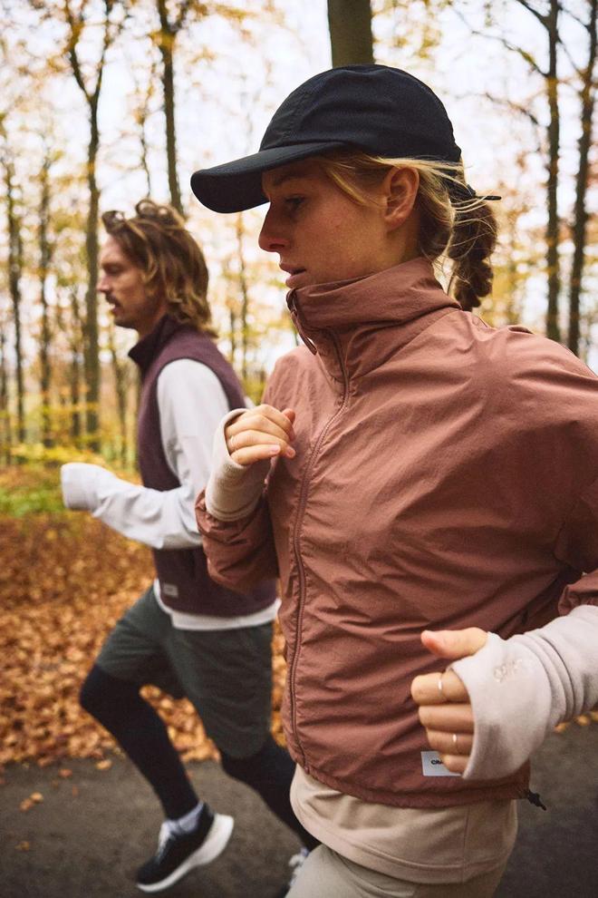 九游娱乐平台：幺妹峰北壁国人首度登顶；“越野跑大神”食毒菌身亡犀牛说(图22)