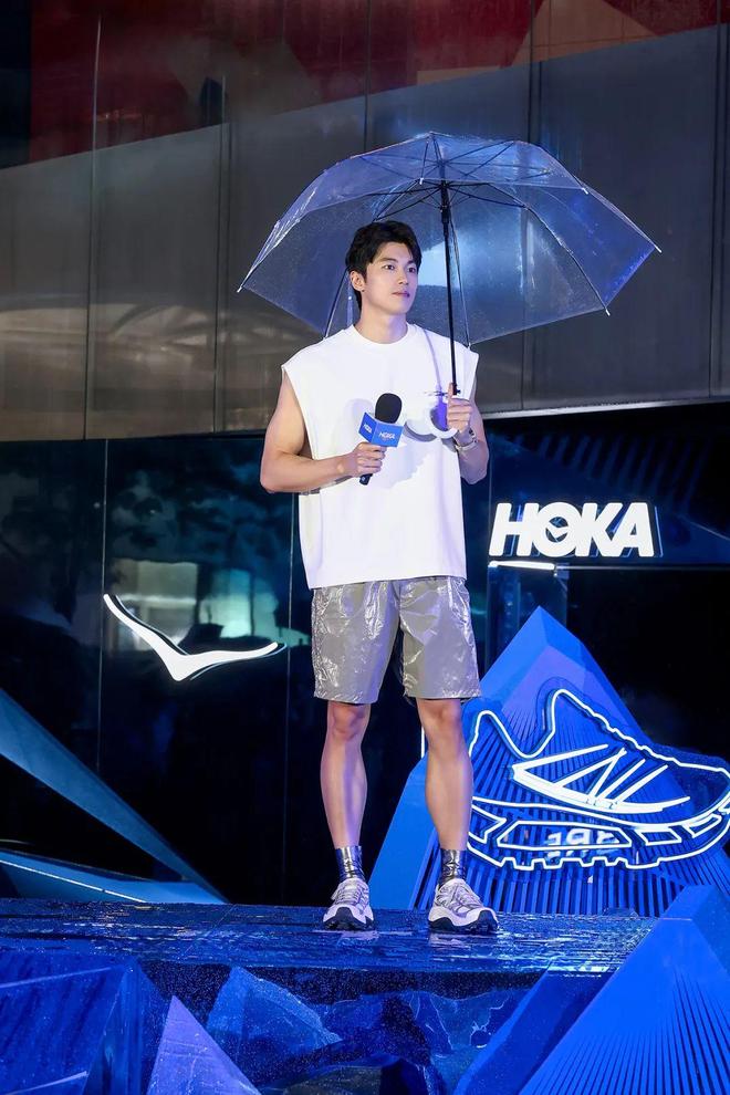 九游娱乐平台：幺妹峰北壁国人首度登顶；“越野跑大神”食毒菌身亡犀牛说(图27)