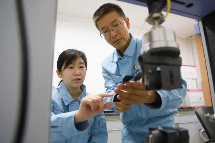 九游娱乐：齐鲁石化：产销研用小胶粒赢大市场(图2)