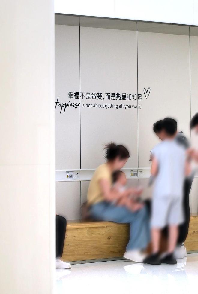 九游娱乐平台：美好工程冠珠魔术师岩板共筑胖东来天使城店致美体验(图6)