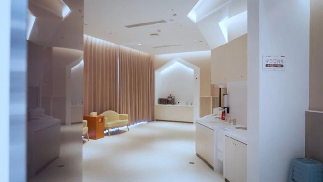 九游娱乐平台：美好工程冠珠魔术师岩板共筑胖东来天使城店致美体验(图7)