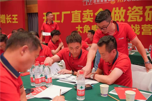 九游娱乐平台：一线成功模式轻松复制大角鹿超耐磨瓷砖工厂直卖引爆增长(图3)