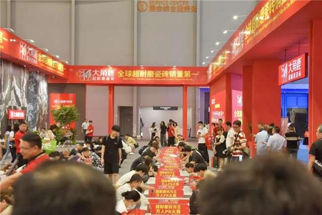 九游娱乐平台：技术与销量双领先大角鹿获“全球超耐磨瓷砖销量第一”权威认证(图5)