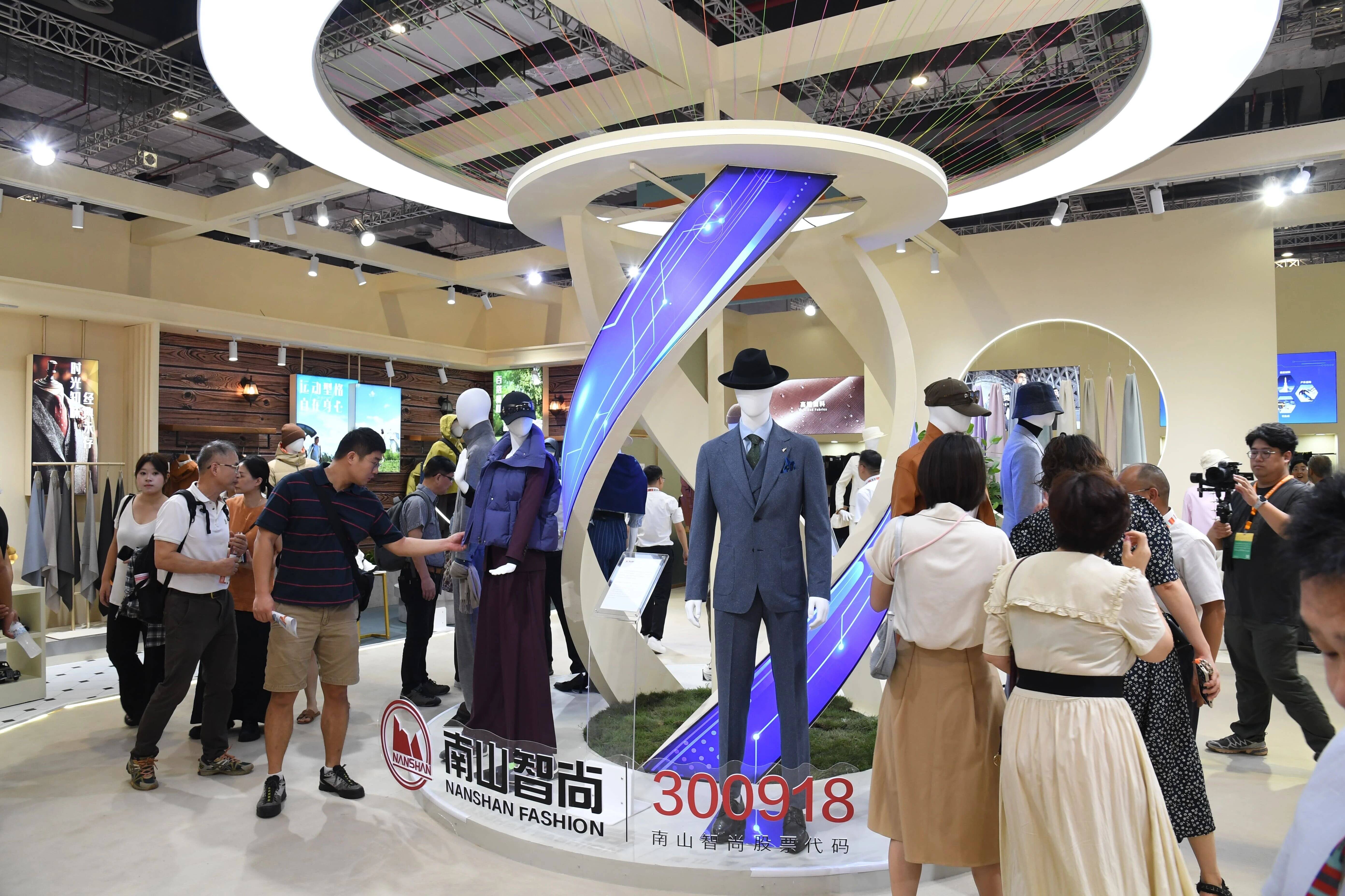 九游娱乐平台：锦纶新材料首秀！南山智尚亮相2025中国国际纺织面料及辅料（秋冬）博览会(图2)