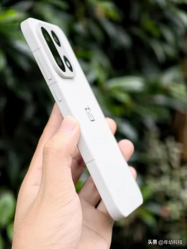 九游娱乐：一加15真机曝光：“航天级纳米瓷金属”颠覆传统与哈苏分道扬镳(图4)