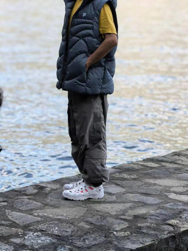 九游娱乐：最近好多明星、潮人都在穿！这双新鞋来得太是时候了！(图6)