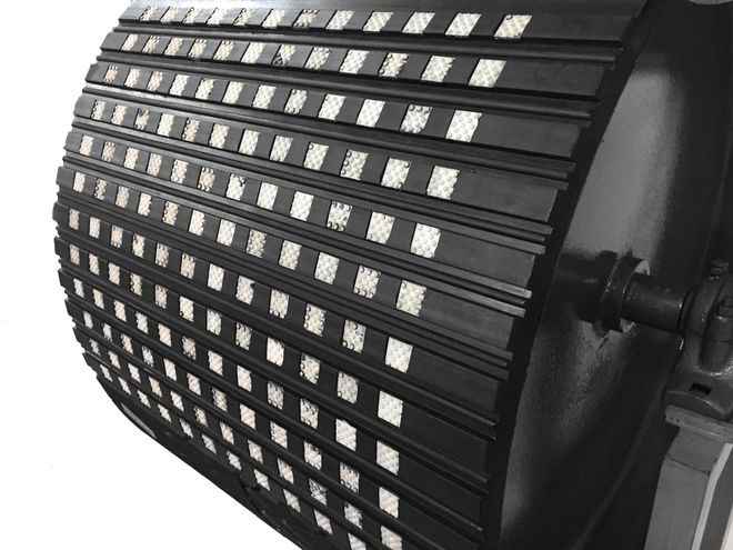 九游娱乐网站：带式输送机滚筒陶瓷包胶陶瓷橡胶板介绍(图2)