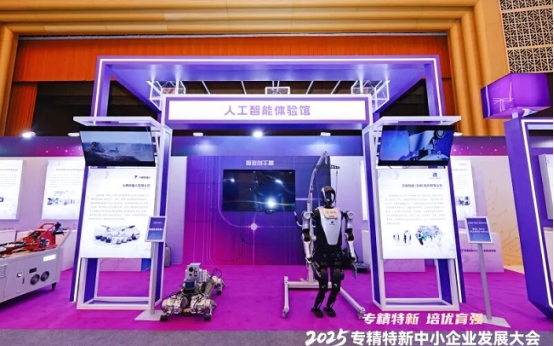 九游娱乐网站：央视聚焦！青岛中新华美29年深耕改性塑料解锁机器人无人机增长密码(图4)