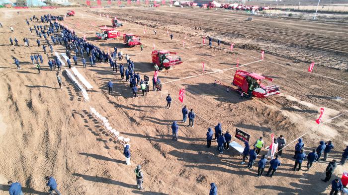 九游娱乐平台：百城聯動千網共振濰柴雷沃發布2026款雷沃谷神履帶機新品(图3)