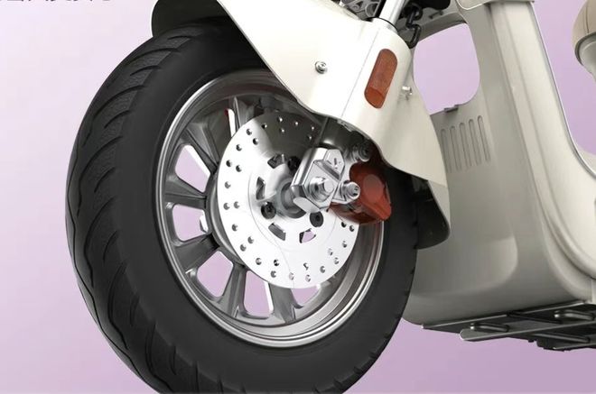 九游娱乐：雅迪、爱玛之后绿源第3款新国标车曝光！镁合金打造有后座能载人(图7)