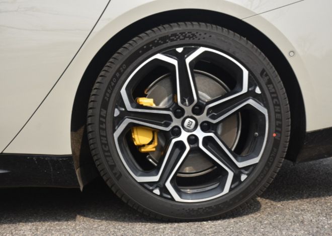 九游娱乐网站：为什么汽车轮胎全是黑色？明明世界上第一条轮胎是白色橡胶也是白色(图3)