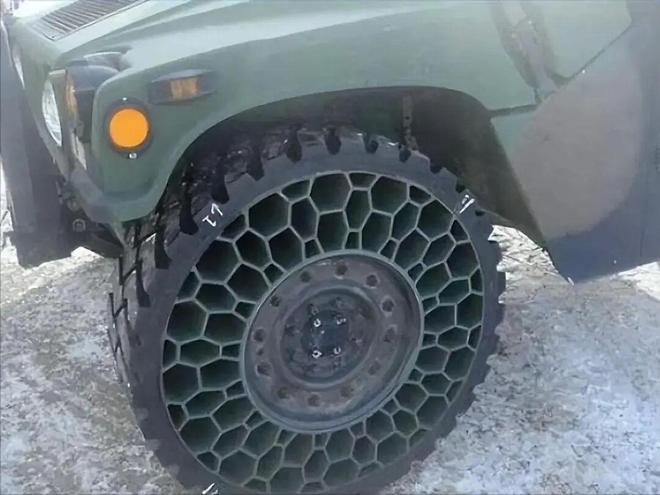 九游娱乐网站：为什么汽车轮胎全是黑色？明明世界上第一条轮胎是白色橡胶也是白色(图4)