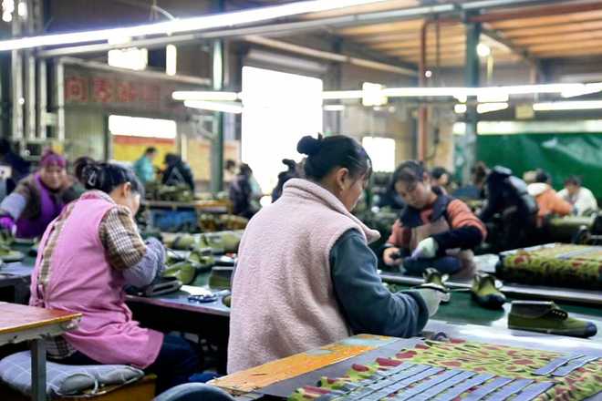 九游娱乐网站：年销500万双！“镇宁造”解放鞋走红东南亚(图2)