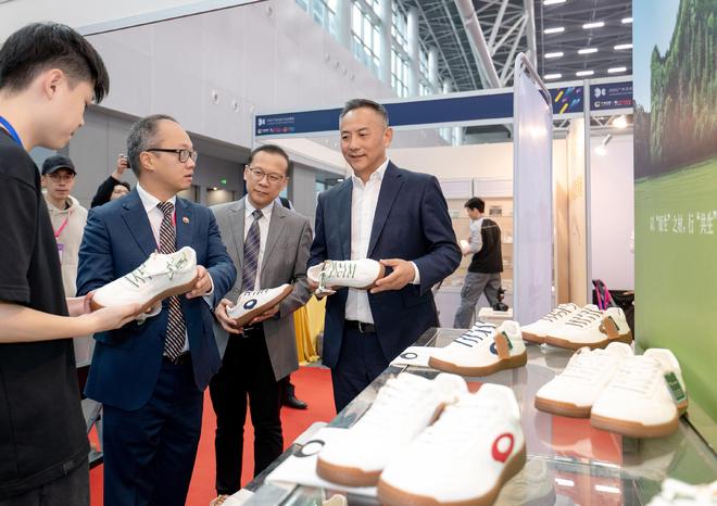 九游娱乐平台：告别工业胶水！ISCA划时代0胶鞋惊艳亮相(图4)